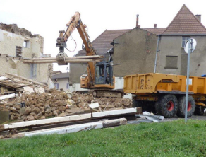 démolition au centre d'un village